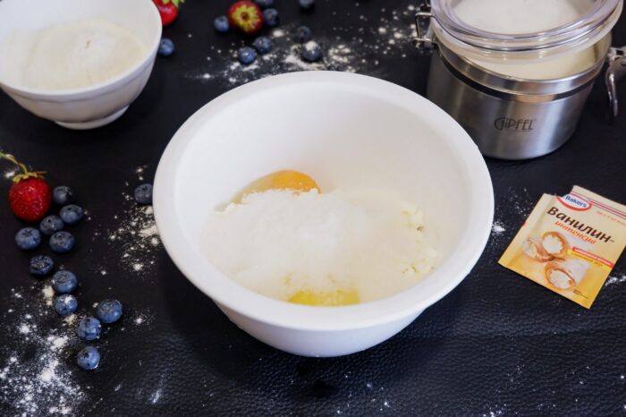 Mix the cottage cheese with the eggs and sugar