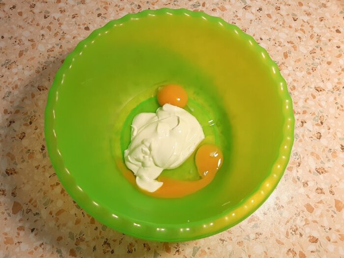 Кладём 4 столовых ложки сметаны