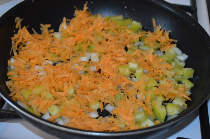 Radeti morcovul pe o razatoare