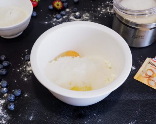 Творог смешиваем с яйцами и сахаром