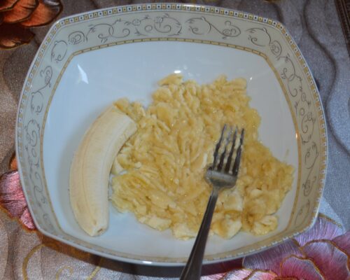 zdrobiti bananele pana se fac piure