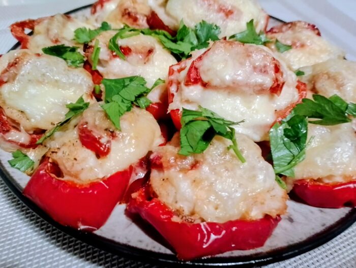 Medalioane din carne si cascaval gata de servire