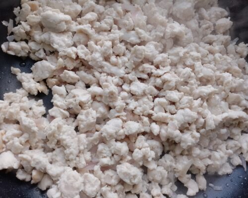 Prajiti carnea tocata cu ceapa