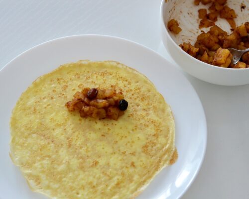 На блинчик выкладываем яблочную начинку