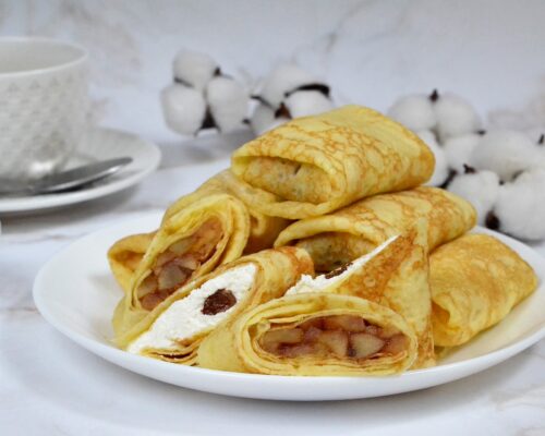 Подаём блинчики со сметаной