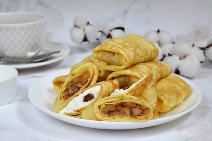 Подаём блинчики со сметаной