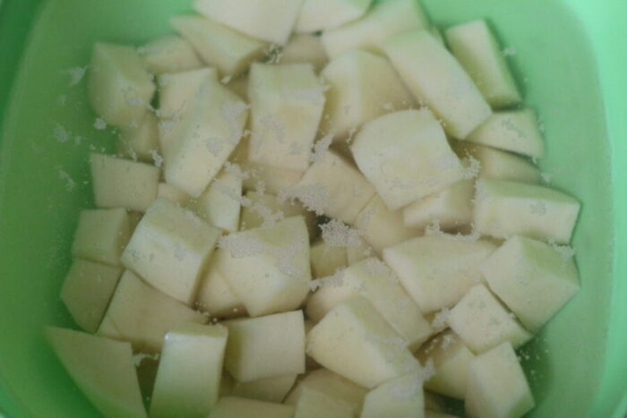 Картофель измельчить кубиком