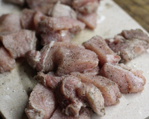 Cut the lean pork into pieces