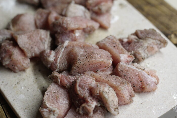 Cut the lean pork into pieces
