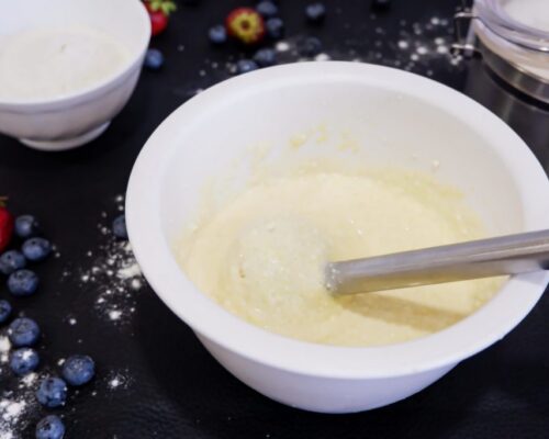 добавляем просеянную муку и ванилин