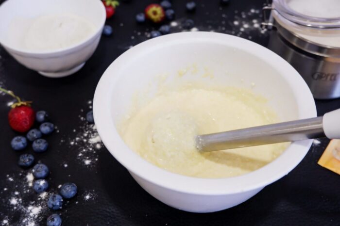 добавляем просеянную муку и ванилин