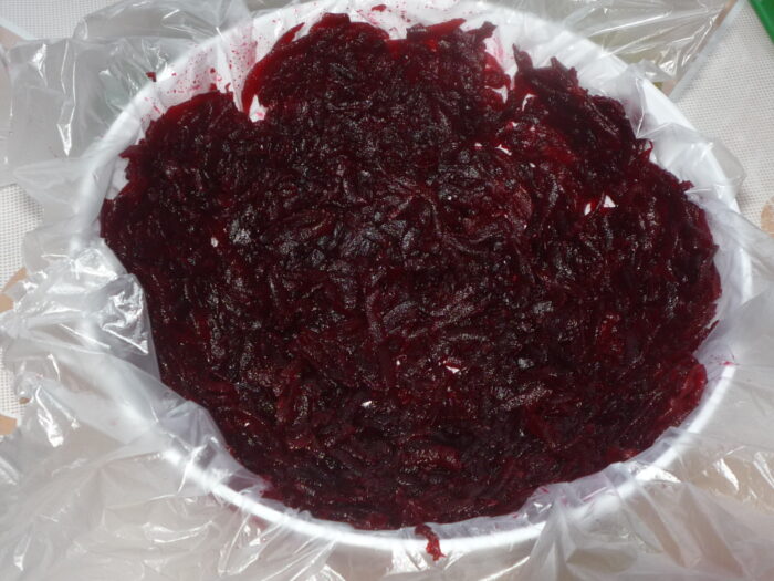 мы берем глубокую миску