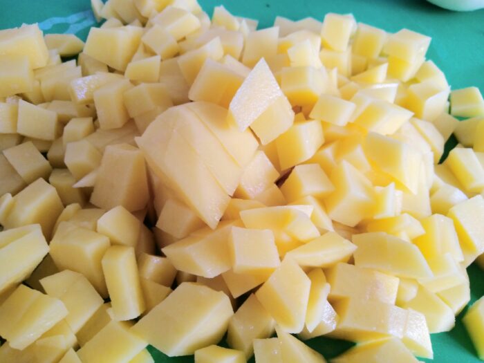 Mai întâi se pregătesc cartofii