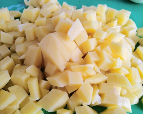 Вначале подготавливается картофель