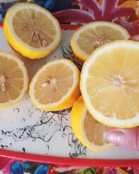 Одну половинку лимона отложим в сторону