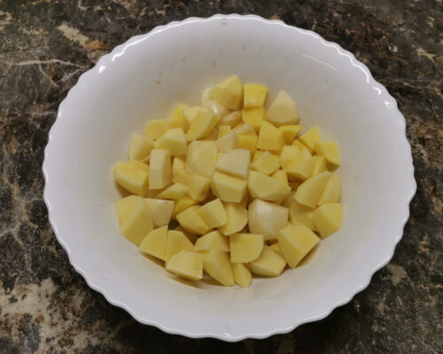 Очищаем картофель