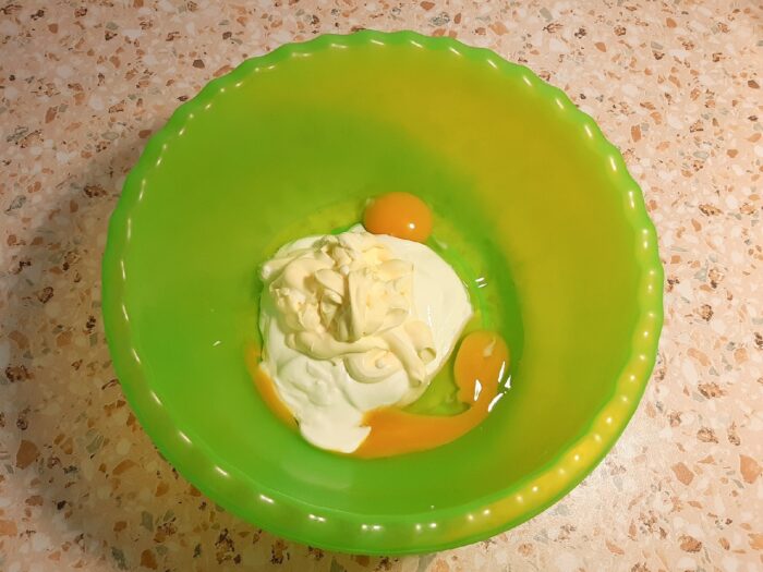 Добавляем 4 столовых ложки майонеза