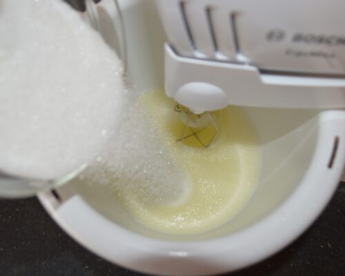 Add 100 g of sugar and vanilla sugar to the egg whites