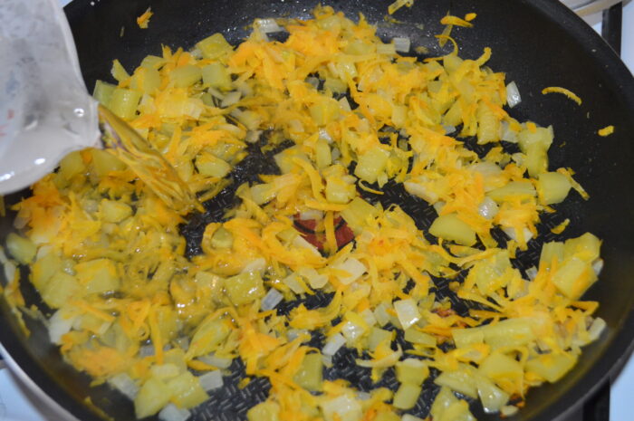 Turnati apa in tigaie