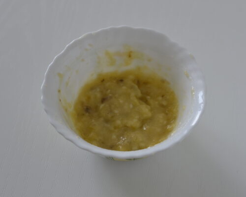 Decojiti banana si zdrobiti-o