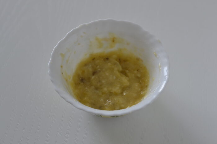 Decojiti banana si zdrobiti-o