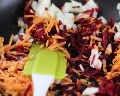 Измельчить кубиком лук и чеснок