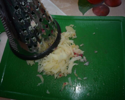 Натираем картофель через крупную терку