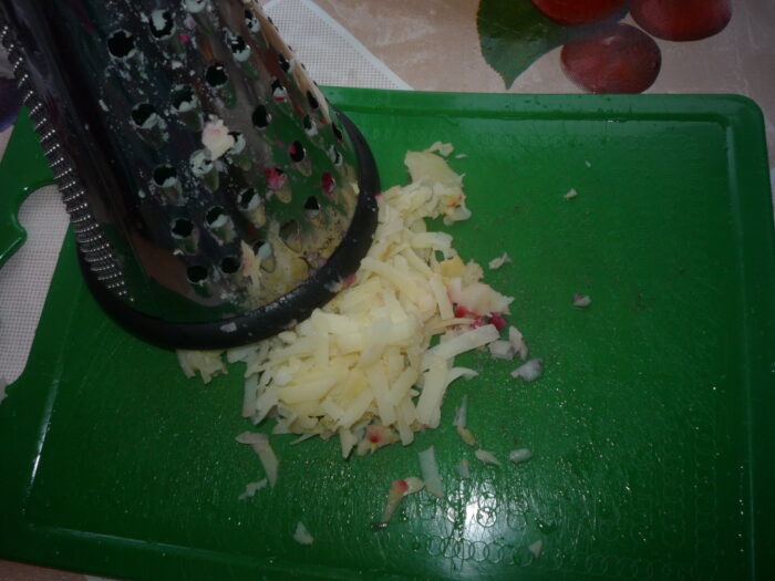 Натираем картофель через крупную терку