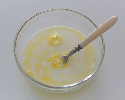 Вливаем в чашу молоко