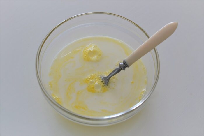 Вливаем в чашу молоко