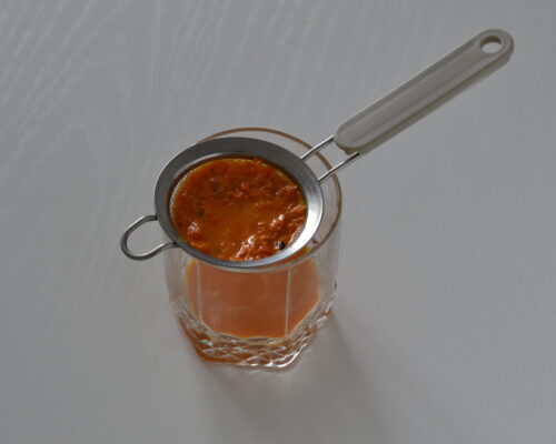 Пропускаем ягодную массу через мелкое или среднее сито