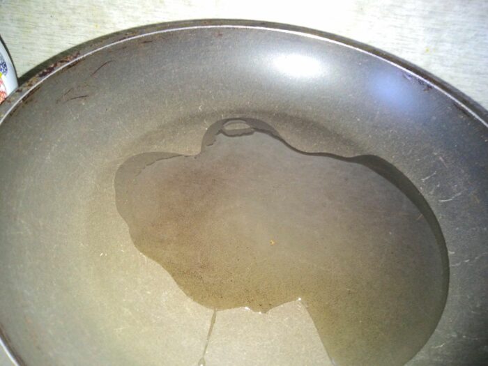 se toarnă ulei de floarea-soarelui într-o tigaie