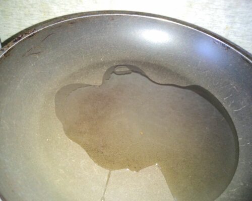 на разогретую сковороду выливается подсолнечное масло