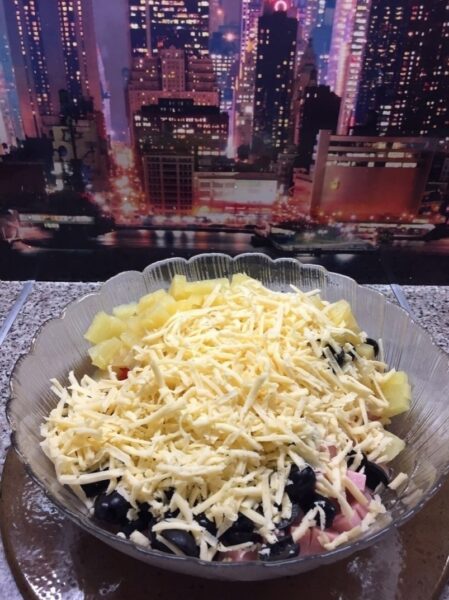 Соединяем все продукты в салатнике