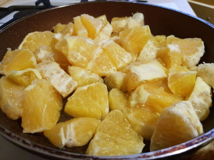 Положите их в сковороду на плиту