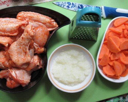 Морковку настругаем нетолстыми полукольцами