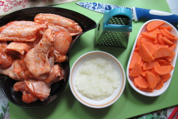 Морковку настругаем нетолстыми полукольцами