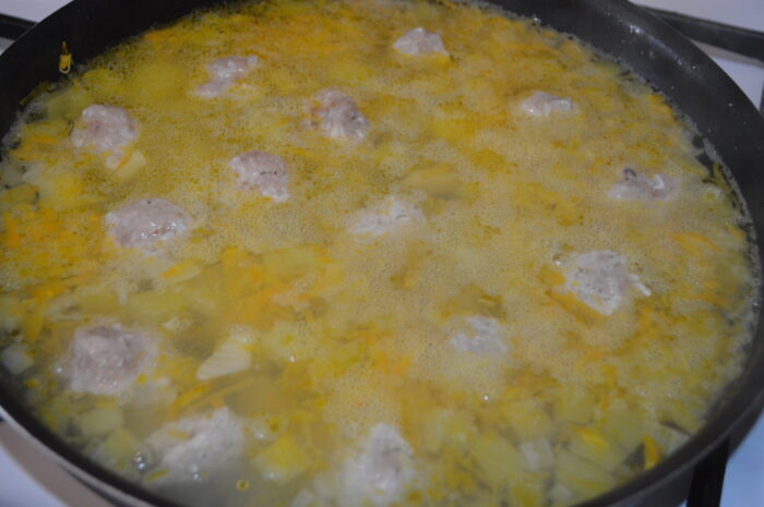 Adaugati cartofii taiati cubulete