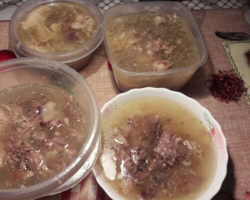 Сверху нужно разлить бульон