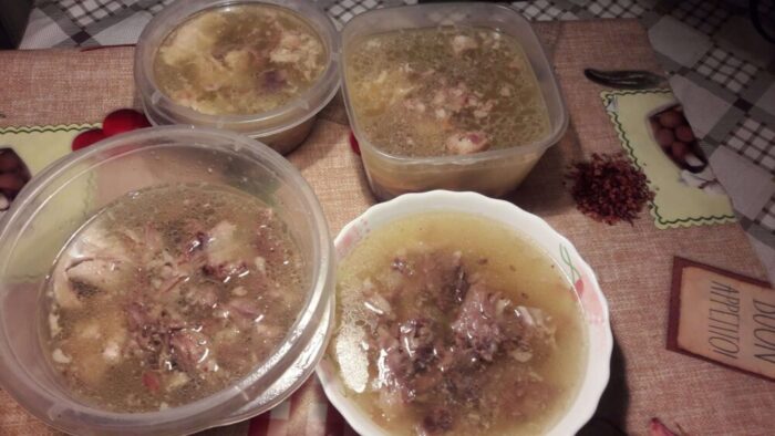 Сверху нужно разлить бульон