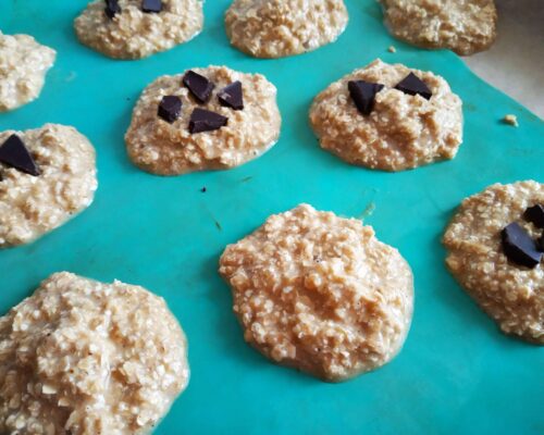 Add chopped dark chocolate to the surface of the cookies