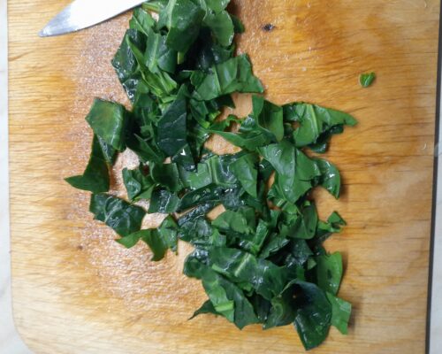 Taiati frunzele de salata grosier