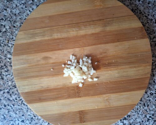 Cut the garlic with a knife