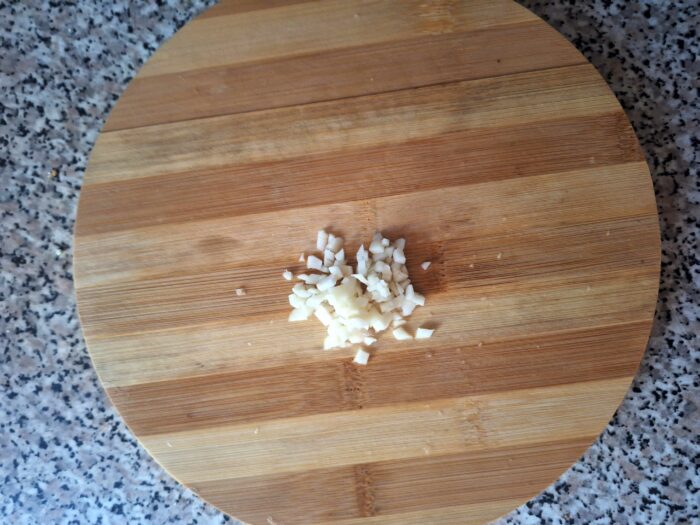 Cut the garlic with a knife