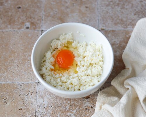 Place the cottage cheese and egg