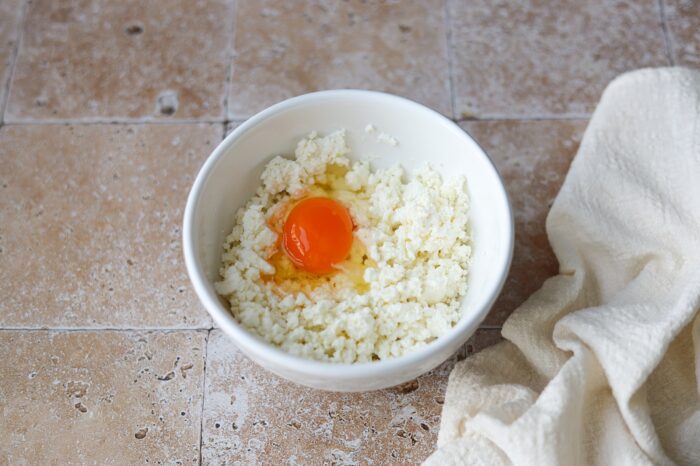 Place the cottage cheese and egg