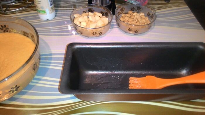 Смазываем форму