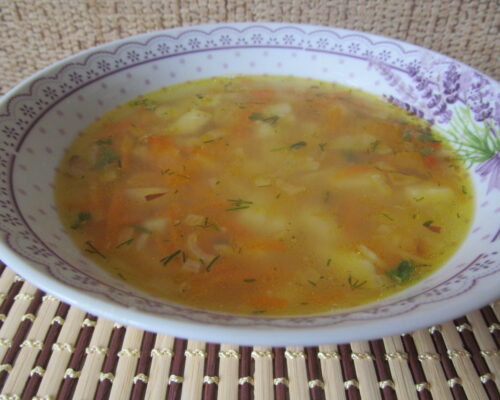 Лук репчатый мелко режем и пассеруем