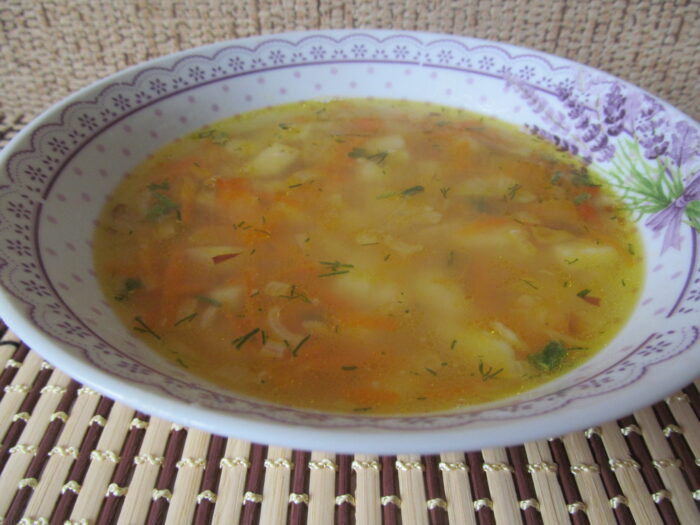 Лук репчатый мелко режем и пассеруем