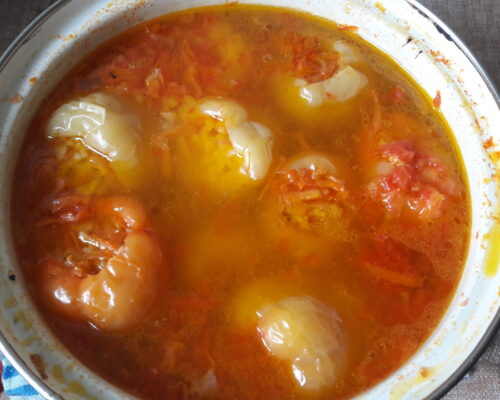 Тушеные овощи соединяем с рисом и хорошо вымешиваем